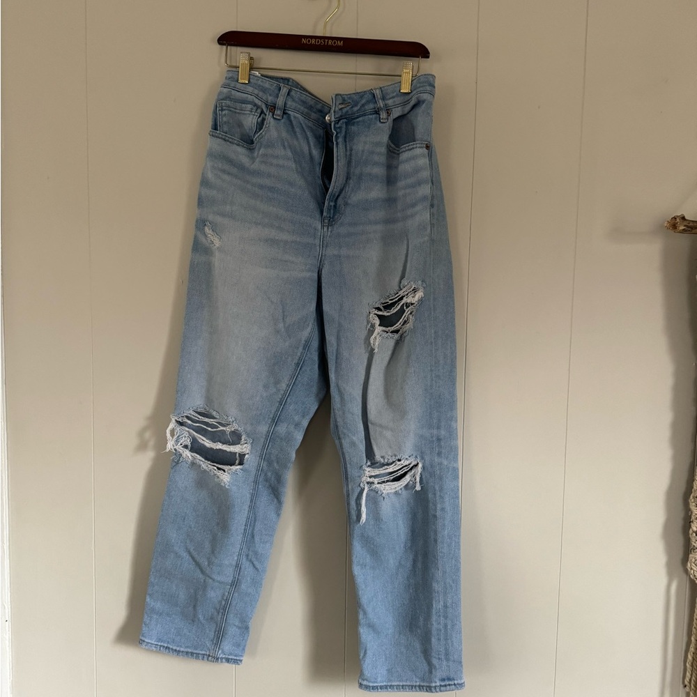 American Eagle Mom Jean high waisted light wash blue jeans! women's size 14